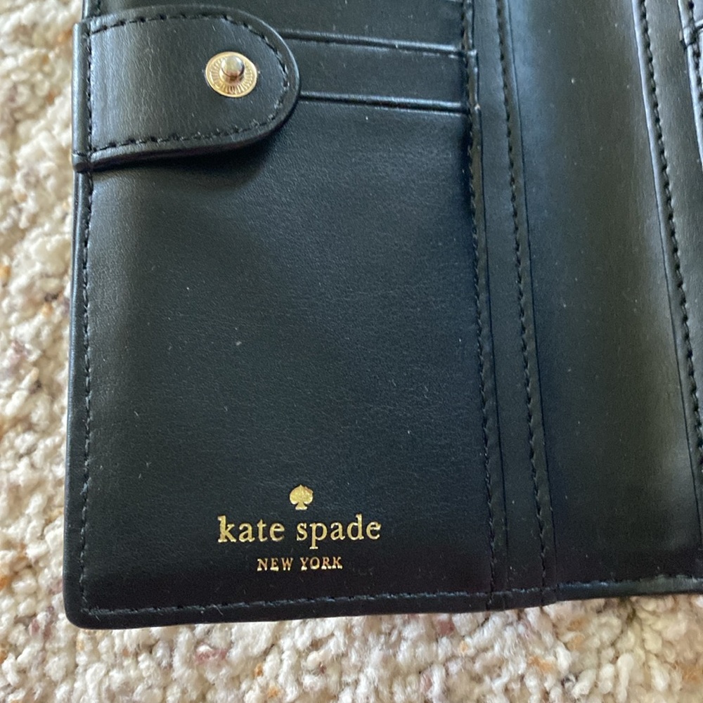 • Kate Spade Wallet • - Picture 4 of 6